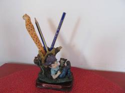 Almanyadan Vintage Poliresin Ağaca Yaslanmış Mor Şapkalı Oğlan ve Kedisi Biblo Kalem Kutusu 10 cm