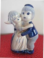 Vintage Porselen Biblo Birbirine Sarılan Kız ve Erkek Sevgi Aşk Arkadaşlık 13 cm