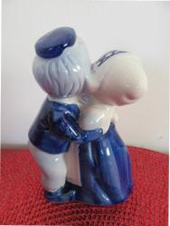 Vintage Porselen Biblo Birbirine Sarılan Kız ve Erkek Sevgi Aşk Arkadaşlık 13 cm