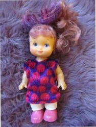 Antika - 1980lerden Vintage Fuşya Rengi Saçlı ve Mor Giysili Plastik Oyuncak Bebek 18 cm - kitantik - kitaLog