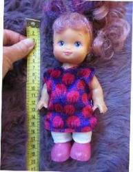 1980lerden Vintage Fuşya Rengi Saçlı ve Mor Giysili Plastik Oyuncak Bebek 18 cm