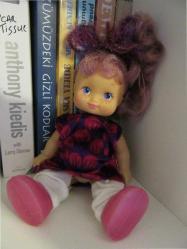 1980lerden Vintage Fuşya Rengi Saçlı ve Mor Giysili Plastik Oyuncak Bebek 18 cm