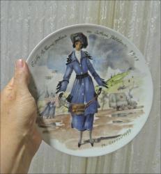 Eski LİMOGES FR.GANEAU İmzalı Edith La Femme Pratique 1915 Temalı Collectable Porselen Tabak 1977