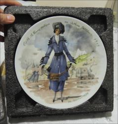 Eski LİMOGES FR.GANEAU İmzalı Edith La Femme Pratique 1915 Temalı Collectable Porselen Tabak 1977