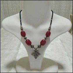 Antika - Retro Gümüş Ton Metal Siyah Cam Boncuk ve Bordo Sert Plastik Kolye   0063 - kitantik - kitaLog