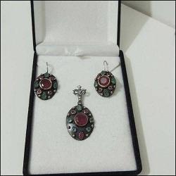 Vintage 925 Gümüş Yakut ve Zümrüt Taşlı Kolye Ucu ve Küpeler Takım   0052