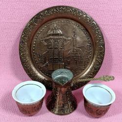 Antika - VINTAGE SARAYBOSNA HATIRASI BAKIR KAHVE TEPSİSİ VE İKİ ADET BAKIR ZARFLI PORSELEN FİNCAN , HALİYLE - kitantik - kitaLog