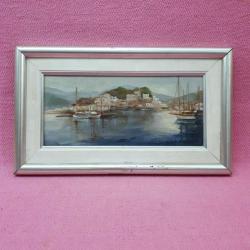 VINTAGE ADA SAHİLDE YELKENLİ TEKNELER VE EVLER TEMALI KÜÇÜK EBAT ÇERÇEVELİ İMZALI YAĞLIBOYA RESİM