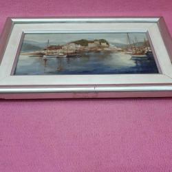 VINTAGE ADA SAHİLDE YELKENLİ TEKNELER VE EVLER TEMALI KÜÇÜK EBAT ÇERÇEVELİ İMZALI YAĞLIBOYA RESİM