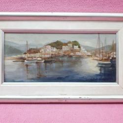 VINTAGE ADA SAHİLDE YELKENLİ TEKNELER VE EVLER TEMALI KÜÇÜK EBAT ÇERÇEVELİ İMZALI YAĞLIBOYA RESİM