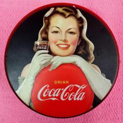 Efemera - VINTAGE COCA-COLA GENÇ KIZ RESİMLİ YUVARLAK TENEKE KUTU - kitantik - kitaLog