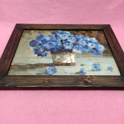 VINTAGE VAZODA MAVİ RENKLİ KIR ÇİÇEKLERİ AHŞAP ÇERÇEVELİ İMZALI YAĞLIBOYA RESİM