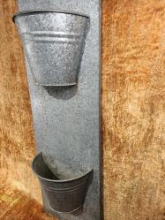 VINTAGE KAPI , BAHÇE DEKORATİF PANO GALVANİZLİ SAC ÇİÇEKLİK KOVA 94 X 27 CM