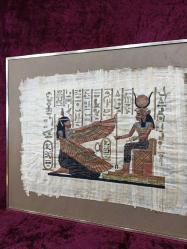 VINTAGE İMZALI ÇERÇEVELİ KARIŞIK TEKNİK MİTOLOJİK MISIR PAPİRUS RESİM 55X45 CM