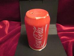 PORSELEN COCA COLA BÜYÜK BOYUTLU TUZLUK.ENDER BULUNUR BİR KOLEKSİYON PARÇASIDIR..ATIĞI VARDIR.583