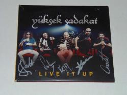 YÜKSEK SADAKAT-LIVE IT UP-CD+DVD(GRUP ÜYELERİ TARAFINDAN İMZALANMIŞ NADİR CD)2011 DÖNEM BASKISI 1 MÜZİK CD 1 DVD