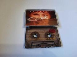 EMEL HOVARDA CAM BASKI KASET