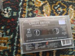 UMUT ERTEK ACIMASIZ DÜNYA CAM BASKI