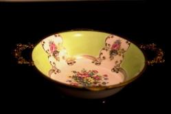 Limoges imzalı el boyaması kenarı bronz geçmeli kulplu porselen çukur meyve tabağı Ç:24cm