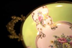 Limoges imzalı el boyaması kenarı bronz geçmeli kulplu porselen çukur meyve tabağı Ç:24cm