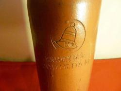 Kilden yapılmış el yapımı kulplu eski bols likör şişesi. Hollanda menşei. Damgalı. Y.32cm.