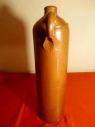 Kilden yapılmış el yapımı kulplu eski bols likör şişesi. Hollanda menşei. Damgalı. Y.32cm.