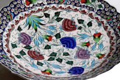 Kütahya porselen el boyaması derin duvar tabağı. İmzalı. Ç:33cm.