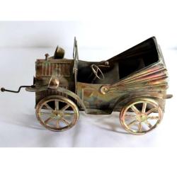 Metal, el yapımı önden çevirme kollu, müzik kutulu klasik araba. Boy 28cm. Y 15cm.