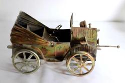 Metal, el yapımı önden çevirme kollu, müzik kutulu klasik araba. Boy 28cm. Y 15cm.