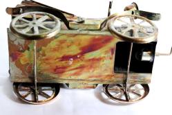 Metal, el yapımı önden çevirme kollu, müzik kutulu klasik araba. Boy 28cm. Y 15cm.