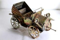 Metal, el yapımı önden çevirme kollu, müzik kutulu klasik araba. Boy 28cm. Y 15cm.