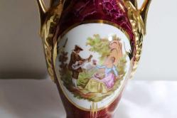 Limoges imzalı el boyaması porselen çift kulplu vazo. Taban çapı 6,5cm. Y 24cm.