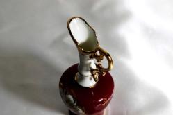 Limoges imzalı el boyaması porselen minyatür kulplu vazo. Y 12,5cm.