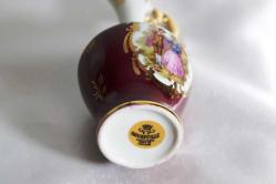 Limoges imzalı el boyaması porselen minyatür kulplu vazo. Y 12,5cm.