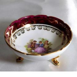 Limoges imzalı el boyaması porselen şekerlik. Çapı 7,5cm. Y 3,5cm.