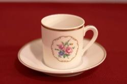 İmzalı ve imalat damgalı, gül motifli, el boyaması Alman çift porselen kahve fincanı. Y:6 cm.