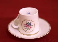 İmzalı ve imalat damgalı, gül motifli, el boyaması Alman çift porselen kahve fincanı. Y:6 cm.