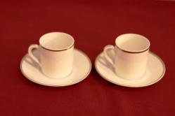 İmzalı ve imalat damgalı, gül motifli, el boyaması Alman çift porselen kahve fincanı. Y:6 cm.