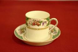 Bridgewood imzalı yüzeyi çiçek motifleriyle süslü İngiliz porselen kahve fincanı. Y:5,5 cm.