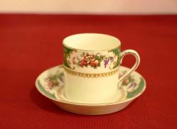 Bridgewood imzalı yüzeyi çiçek motifleriyle süslü İngiliz porselen kahve fincanı. Y:5,5 cm.