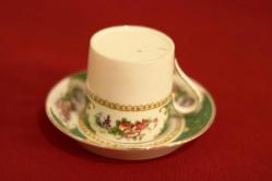 Bridgewood imzalı yüzeyi çiçek motifleriyle süslü İngiliz porselen kahve fincanı. Y:5,5 cm.