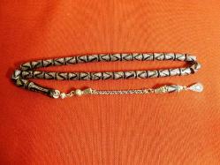 Gümüş püsküllü, gümüş işlemeli, usta işi ateş kehribar 33'lük tesbih. Püskül dahil 29cm.