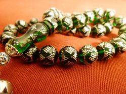 Gümüş püsküllü, gümüş işlemeli, usta işi yeşil ateş kehribar 33'lük tesbih. Püskül dahil 38cm.