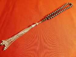 Gümüş püsküllü, gümüş işlemeli, usta işi yeşil ateş kehribar 33'lük tesbih. Püskül dahil 38cm.