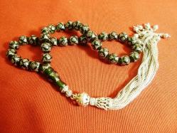 Gümüş püsküllü, gümüş işlemeli, usta işi yeşil ateş kehribar 33'lük tesbih. Püskül dahil 38cm.