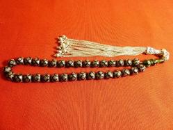 Gümüş püsküllü, gümüş işlemeli, usta işi yeşil ateş kehribar 33'lük tesbih. Püskül dahil 38cm.