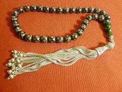 Gümüş püsküllü, gümüş işlemeli, usta işi yeşil ateş kehribar 33'lük tesbih. Püskül dahil 38cm.