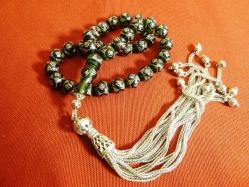 Gümüş püsküllü, gümüş işlemeli, usta işi yeşil ateş kehribar 33'lük tesbih. Püskül dahil 38cm.