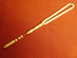 Dişden yapılmış 45'lik tesbih. Sistemli. İmame dahil 23cm. Toplam boyu 30cm.