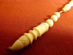 Dişden yapılmış 45'lik tesbih. Sistemli. İmame dahil 23cm. Toplam boyu 30cm.